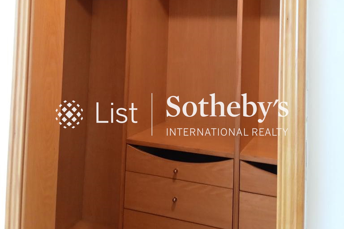 Fairlane Tower 寶雲山莊 | Walk-in Closet in Master Bedroom 