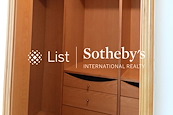 Fairlane Tower 寶雲山莊 | Walk-in Closet in Master Bedroom 