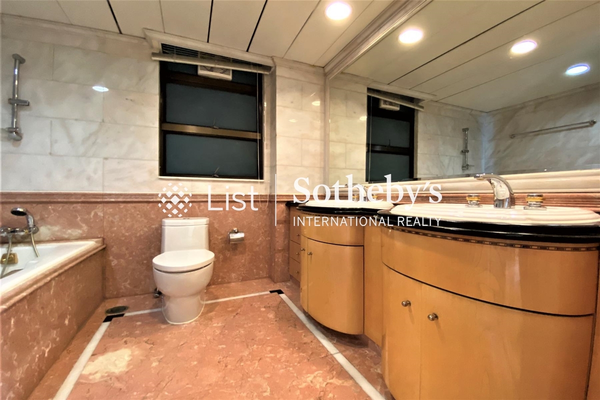Fairlane Tower 寶雲山莊 | Master Bathroom