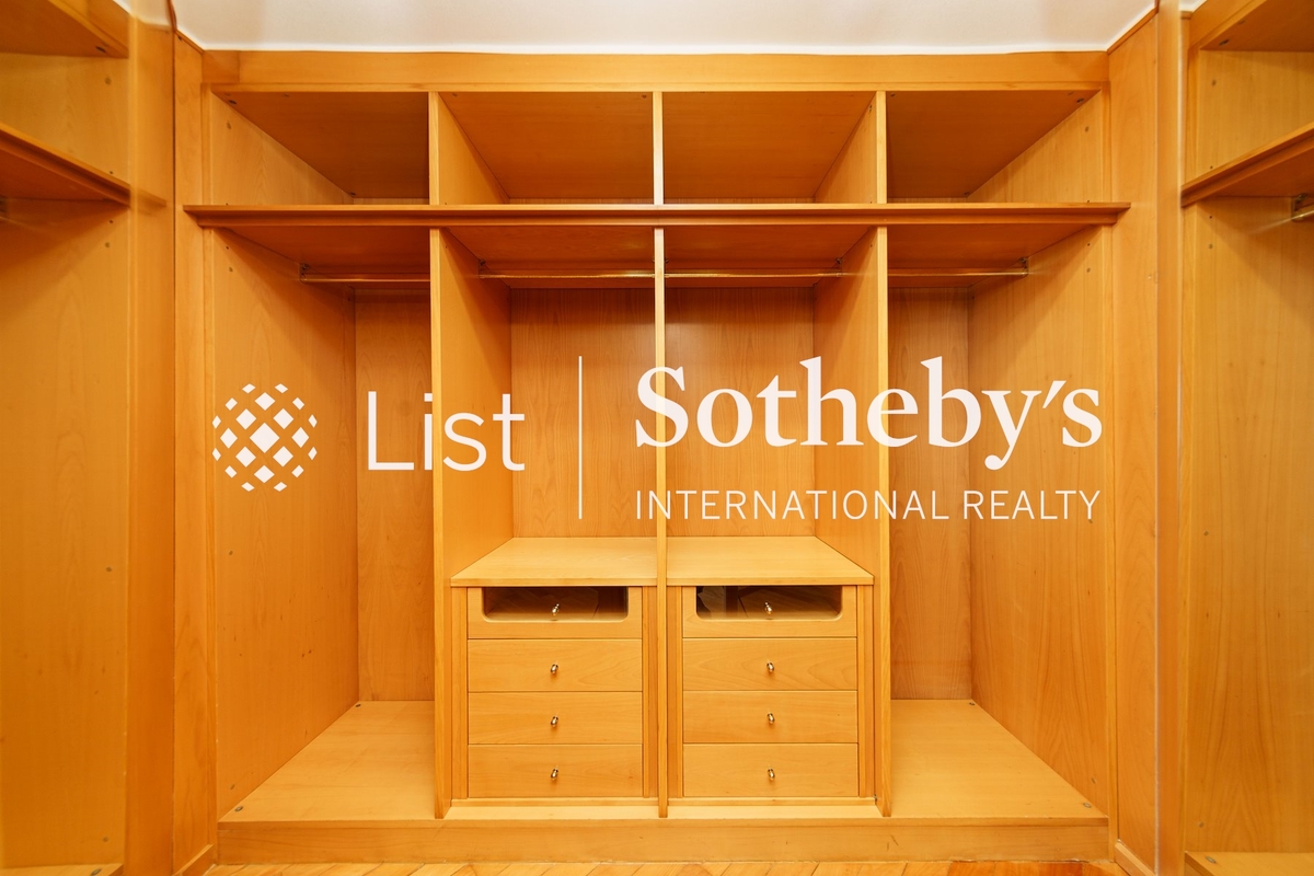 Fairlane Tower 寶雲山莊 | Walk-in Closet in Master Bedroom 