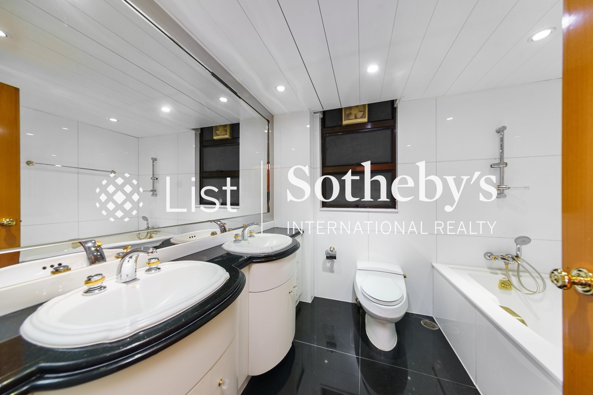 Fairlane Tower 寶雲山莊 | Master Bathroom