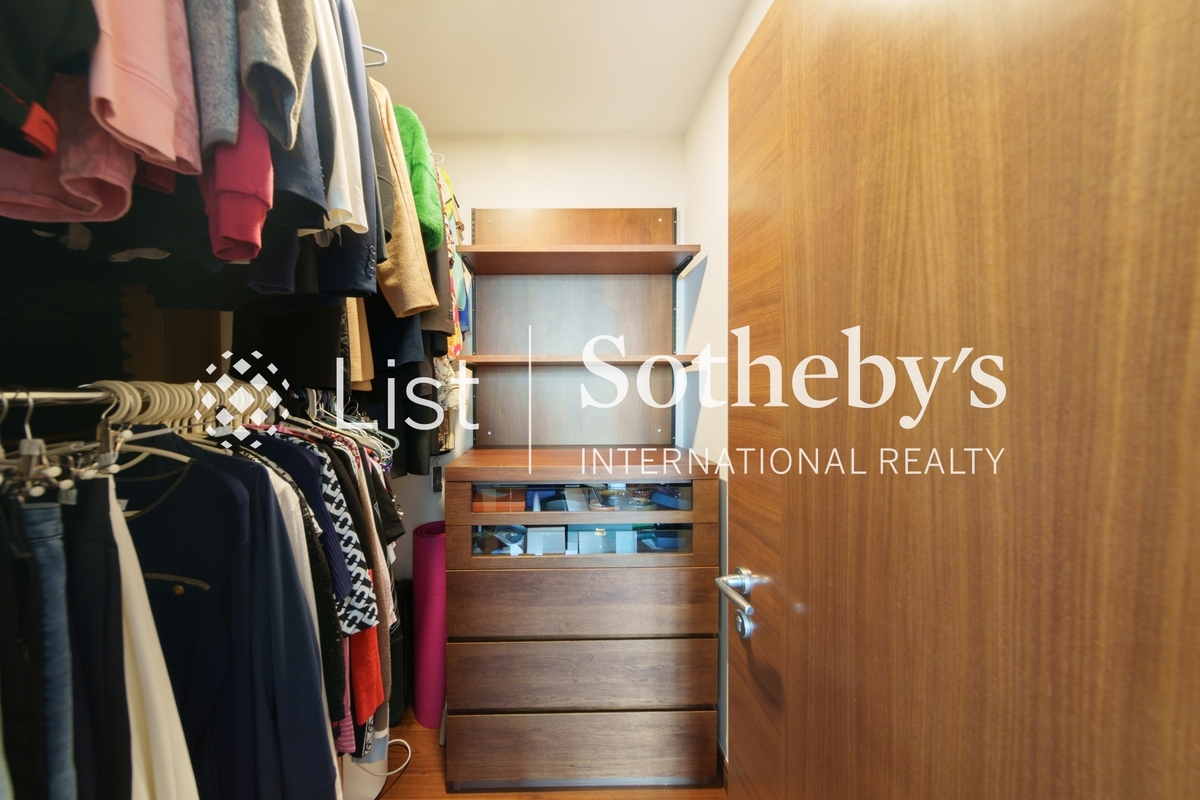 Fairlane Tower 寶雲山莊 | Walk-in Closet in Master Bedroom 