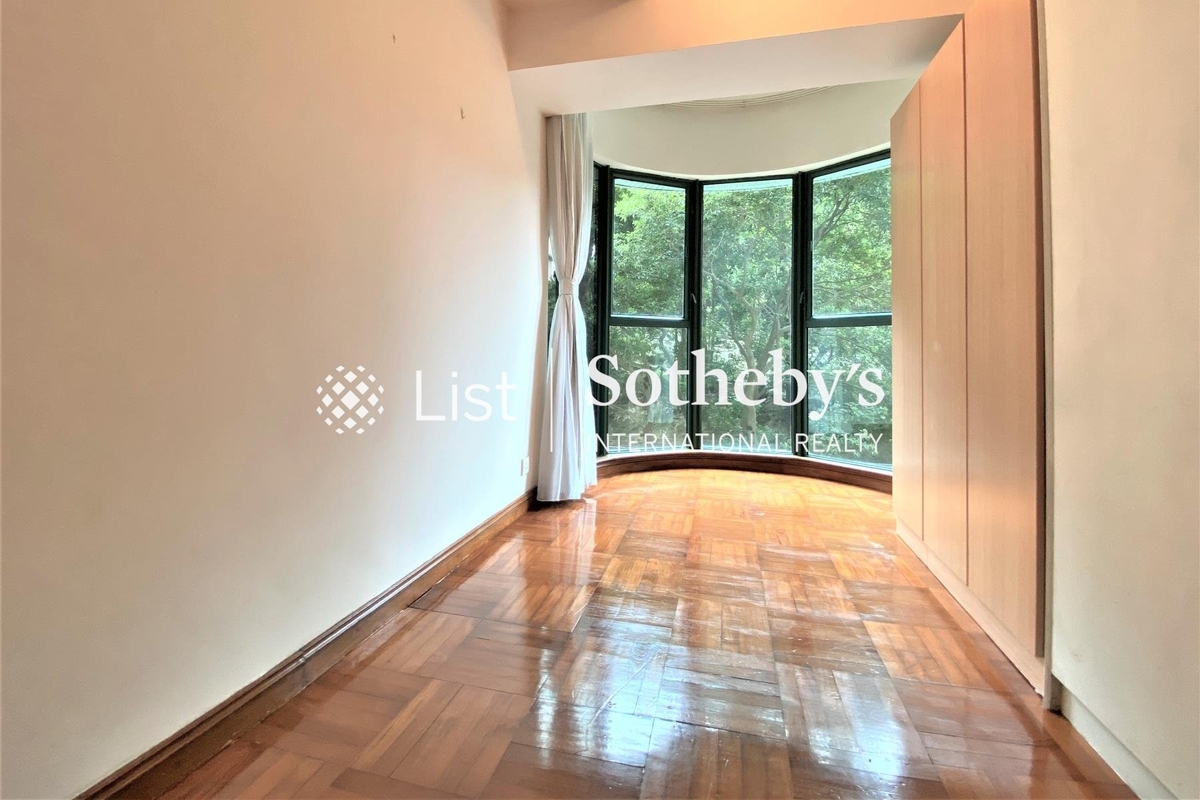 Hillsborough Court 曉峰閣 | Built-in Wardrobe in Master Bedroom