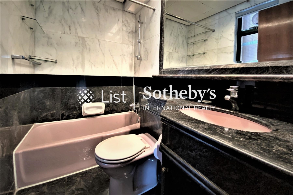 Hillsborough Court 曉峰閣 | Guest Bathroom