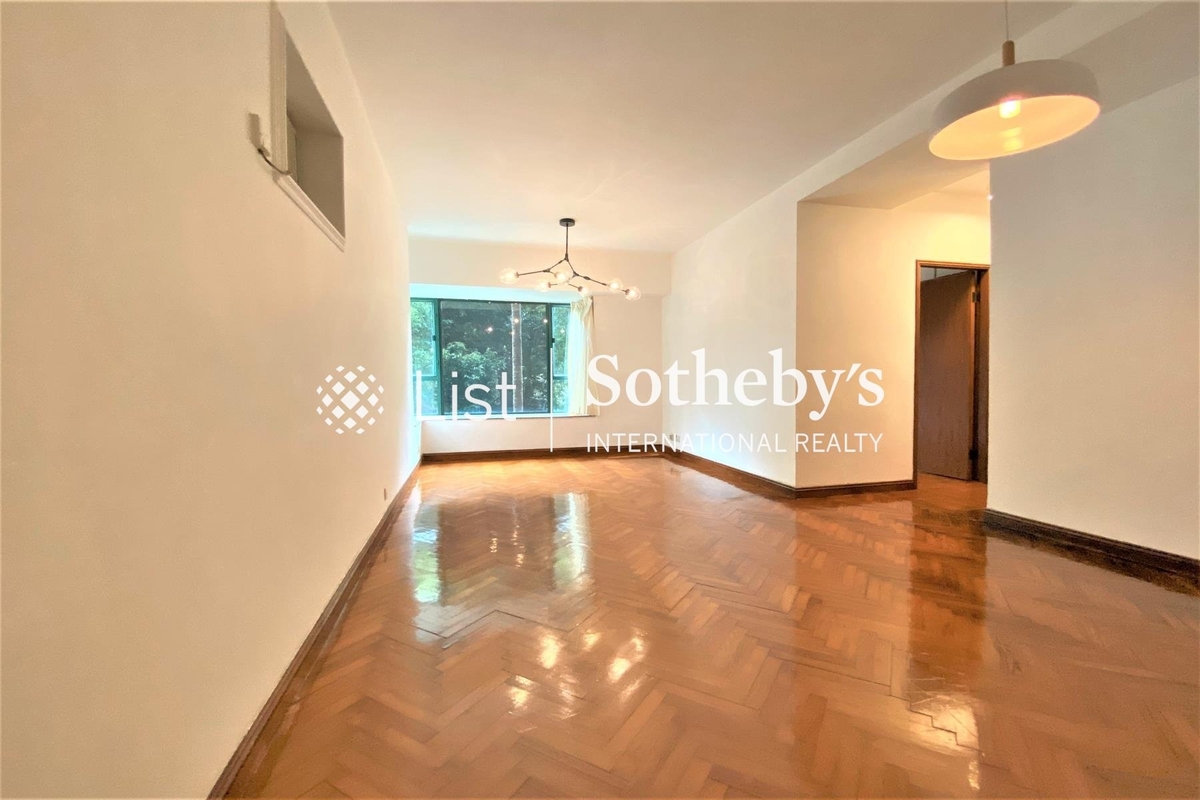 Hillsborough Court 曉峰閣 | Living and Dining Room