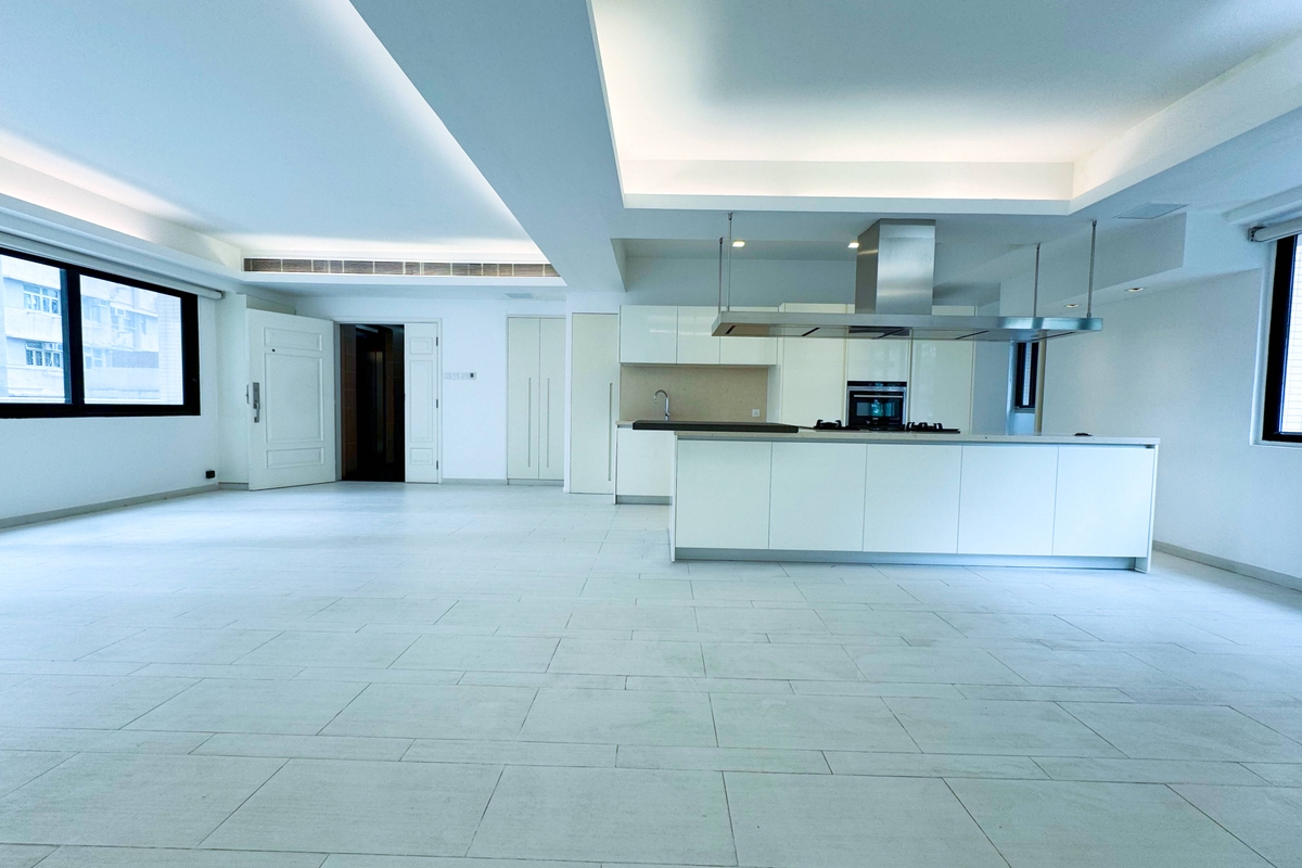 Suncrest Tower 桂濤苑 | Living and Dining Room
