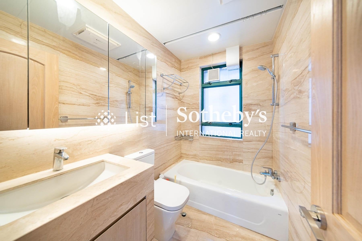 Hillsborough Court 曉峰閣 | Master Bathroom