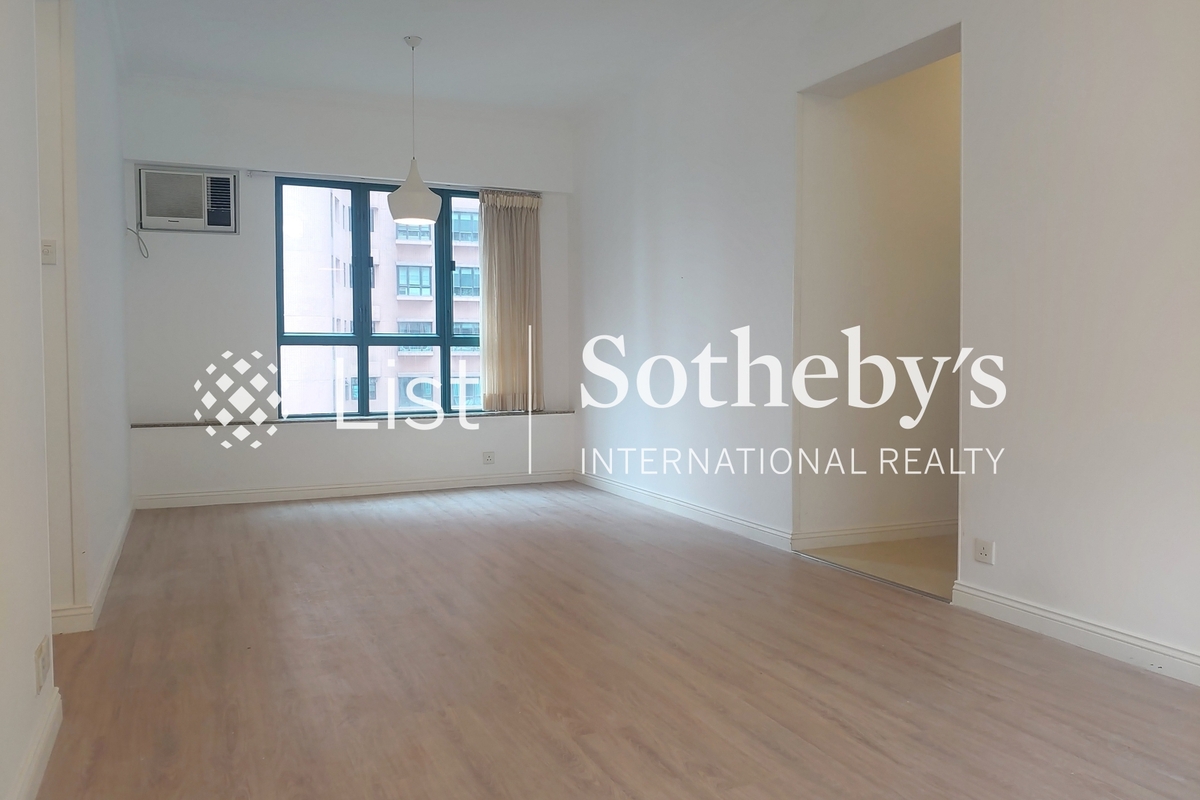 Hillsborough Court 曉峰閣 | Living and Dining Room