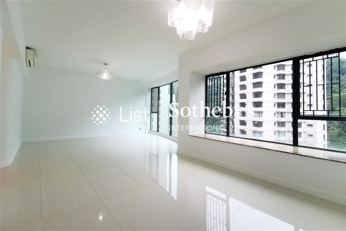 Hillsborough Court 曉峰閣 | Living and Dining Room