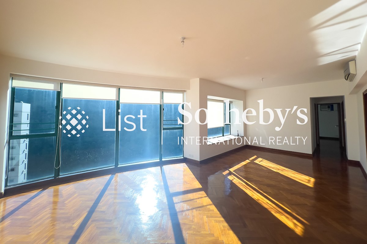 Hillsborough Court 曉峰閣 | Living and Dining Room