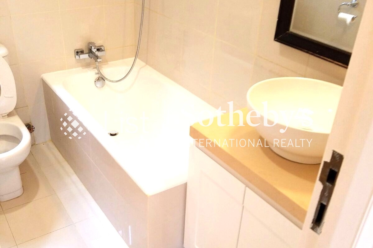 Repulse Bay Garden 丽景园 | Guest Bathroom