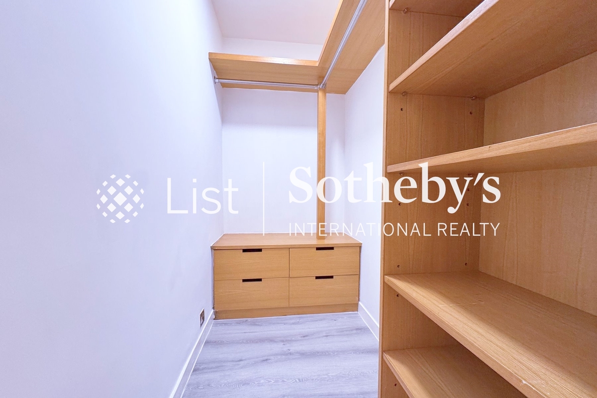 Regent Palisades 帝柏园 | Walk-in Closet in Second Bedroom