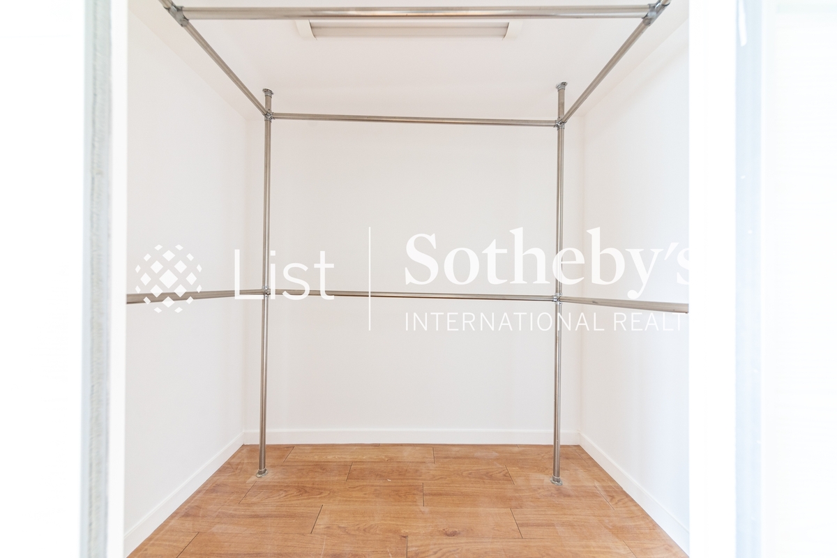 Redhill Peninsula 紅山半島 | Walk-in Closet in Master Bedroom 