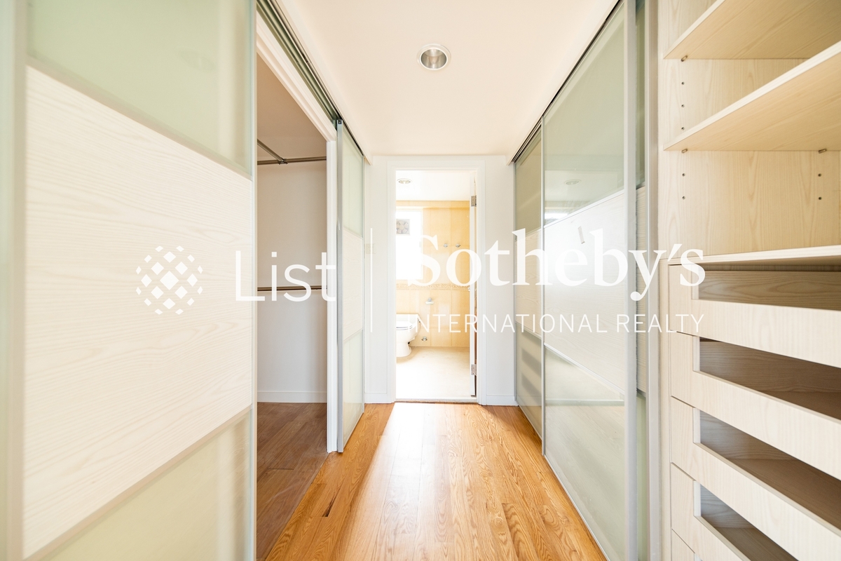 Redhill Peninsula 紅山半島 | Walk-in Closet in Master Bedroom 