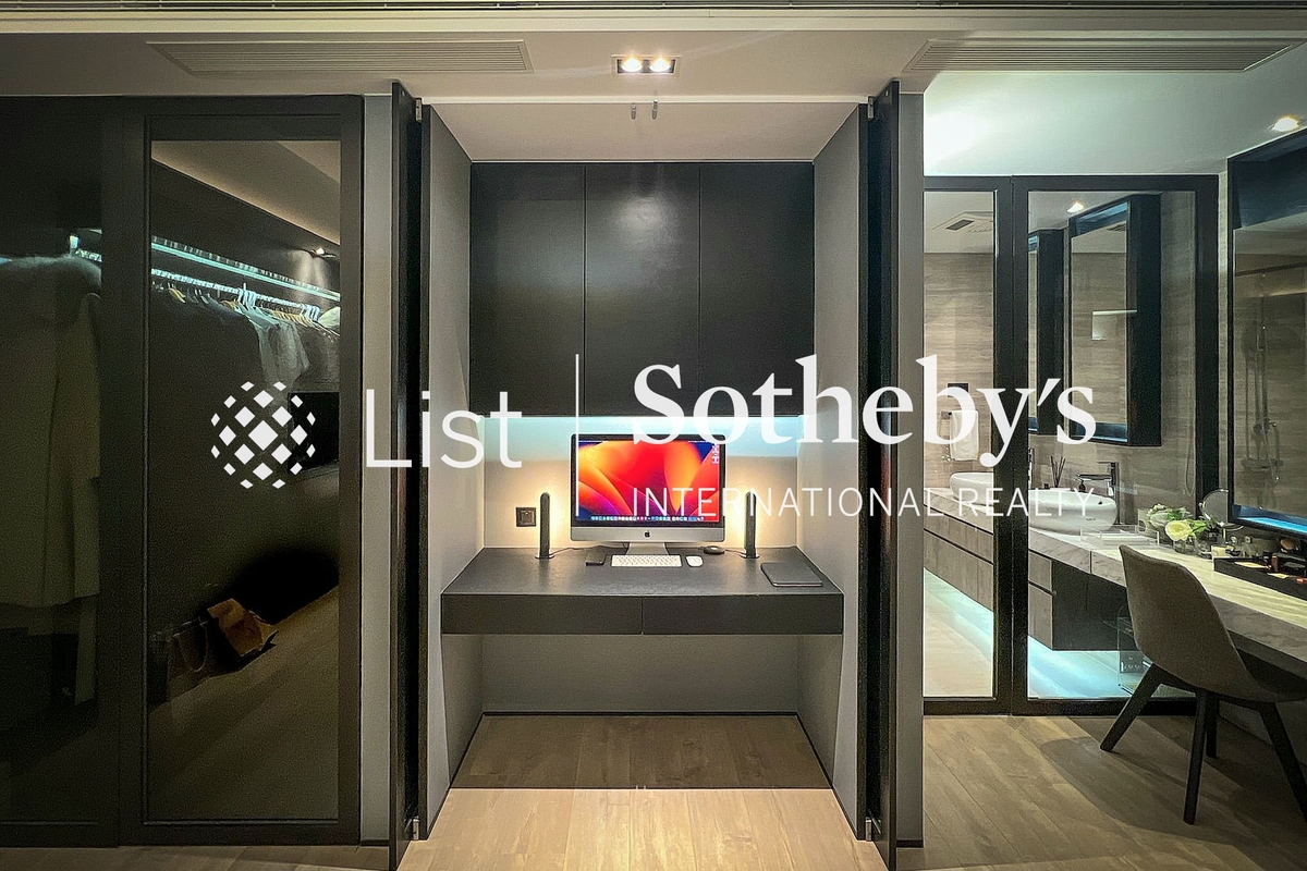 Residence Bel-Air Phase 4 Bel-Air On The Peak 貝沙灣 4期 南灣 | Walk-in Closet and Study Area  in Master Bedroom 