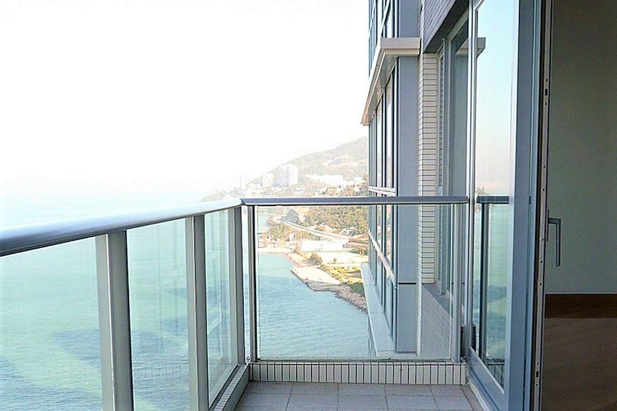 Residence Bel-Air Phase 4 Bel-Air On The Peak 贝沙湾 4期 南湾 | Balcony off Living and Dining Room