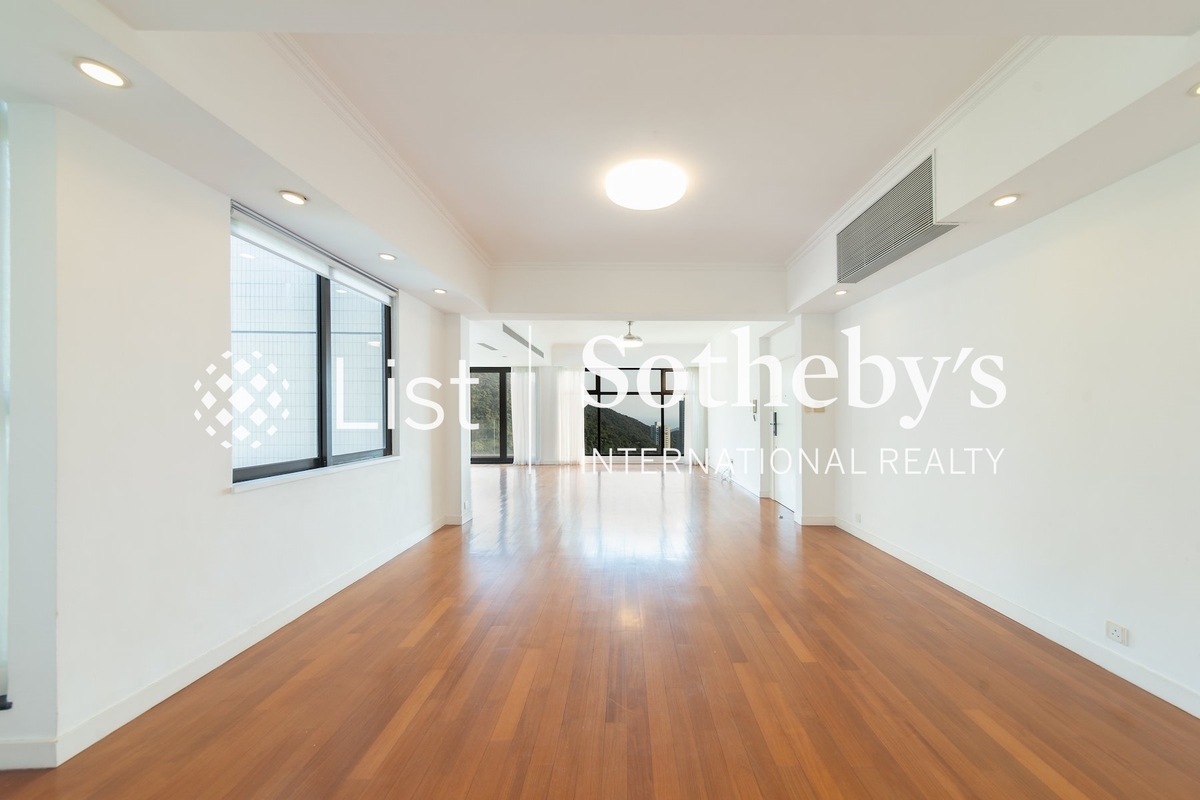 Ridge Court 冠園 | Living and Dining Room