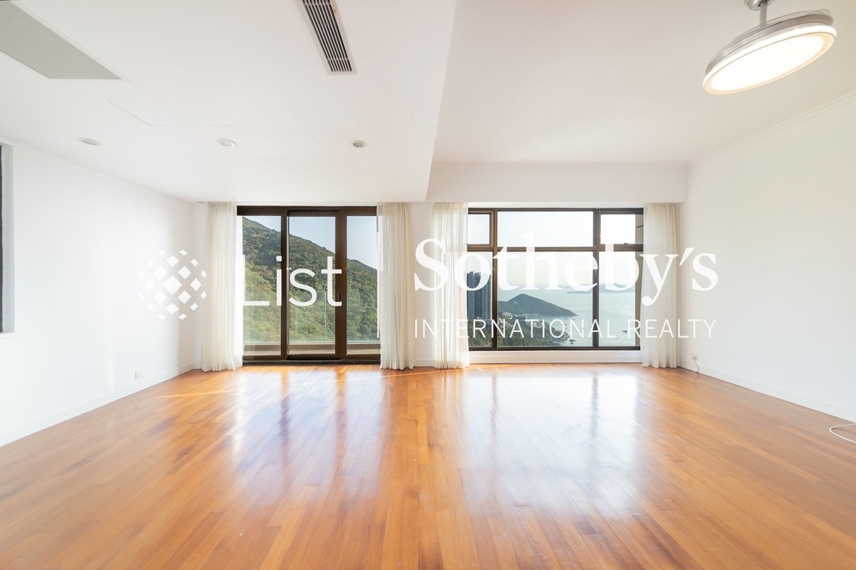 Ridge Court 冠園 | Living and Dining Room