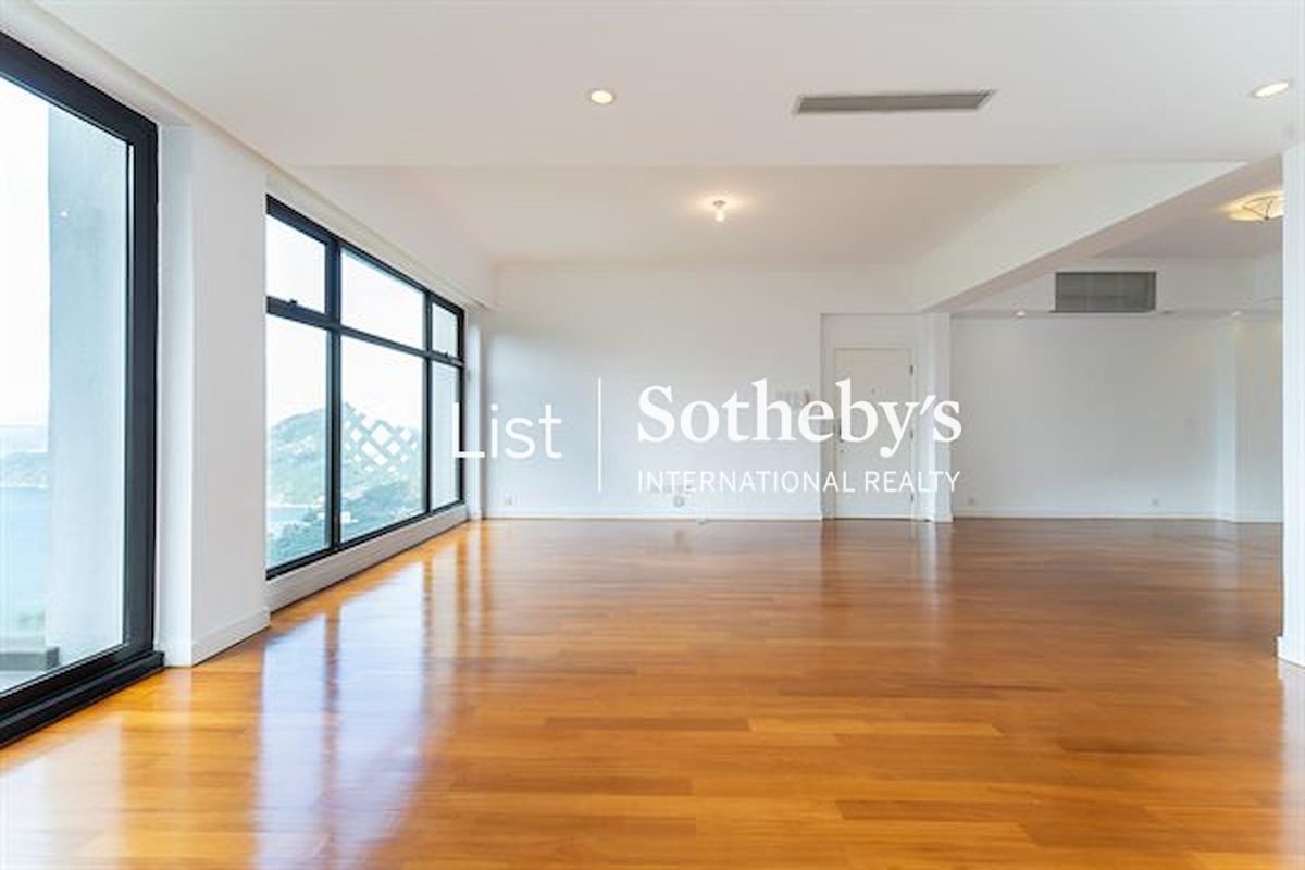 Ridge Court 冠園 | Living and Dining Room