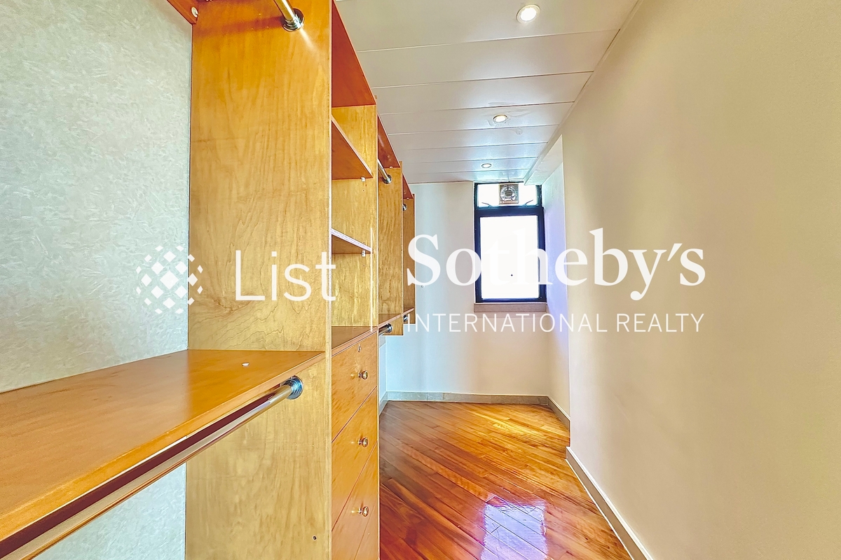 Royalton 豪峰 | Walk-in Closet in Master Bedroom 