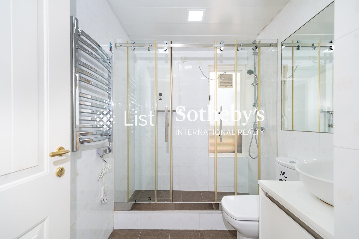 Ruby Court 嘉麟閣 | Guest Bathroom