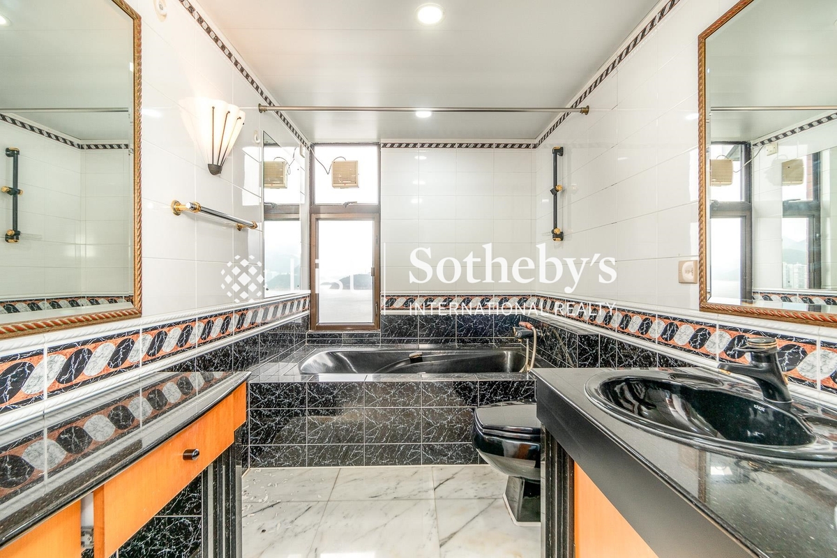 Ruby Court 嘉麟閣 | Master Bathroom