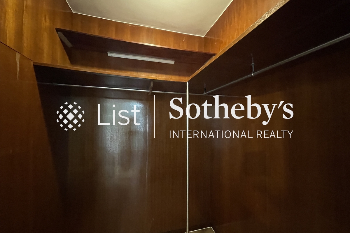 Scenic Villas 美景台 | Walk-in Closet in Master Bedroom 