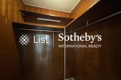 Scenic Villas 美景臺 | Walk-in Closet in Master Bedroom 
