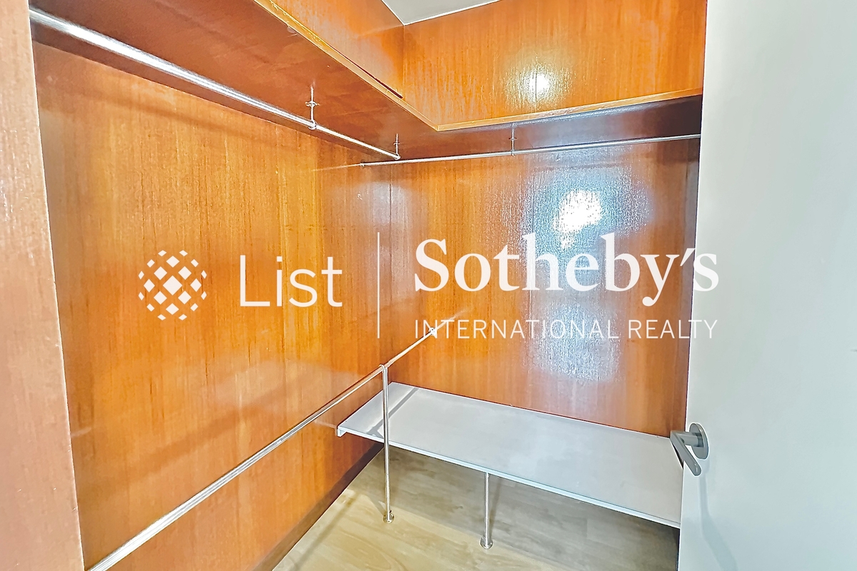 Scenic Villas 美景臺 | Walk-in Closet in Master Bedroom 