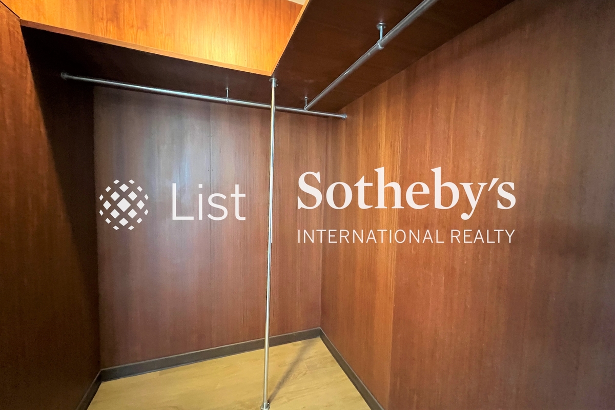 Scenic Villas 美景臺 | Walk-in Closet in Master Bedroom 