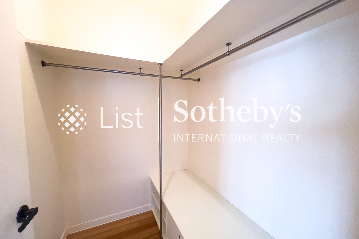 Scenic Villas 美景臺 | Walk-in Closet in Master Bedroom 