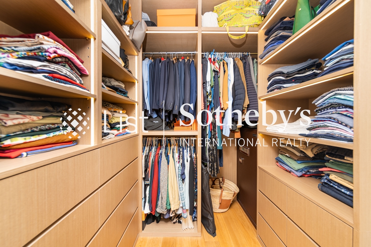 Scenic Villas 美景臺 | Walk-in Closet in Master Bedroom 