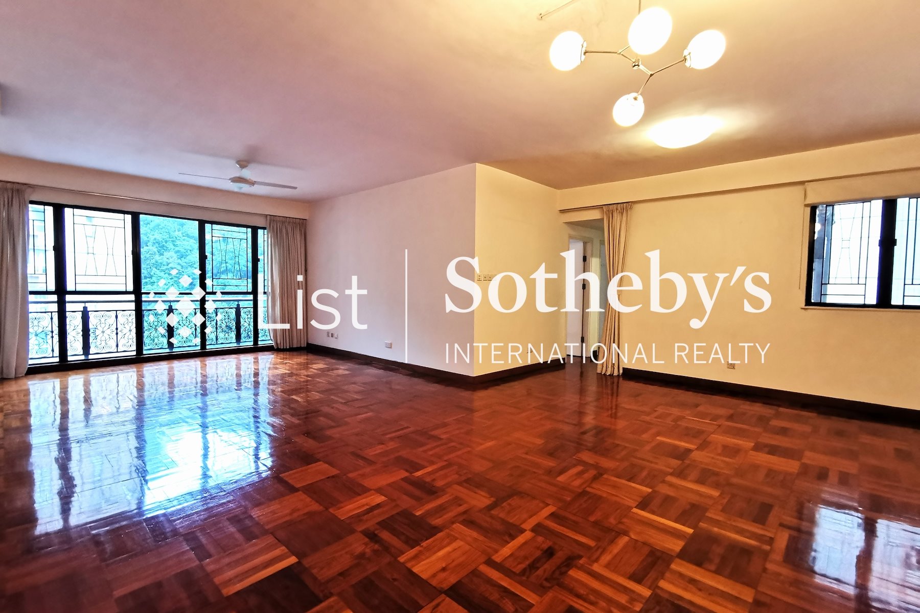 Clovelly Court 嘉富麗苑 | Living and Dining Room