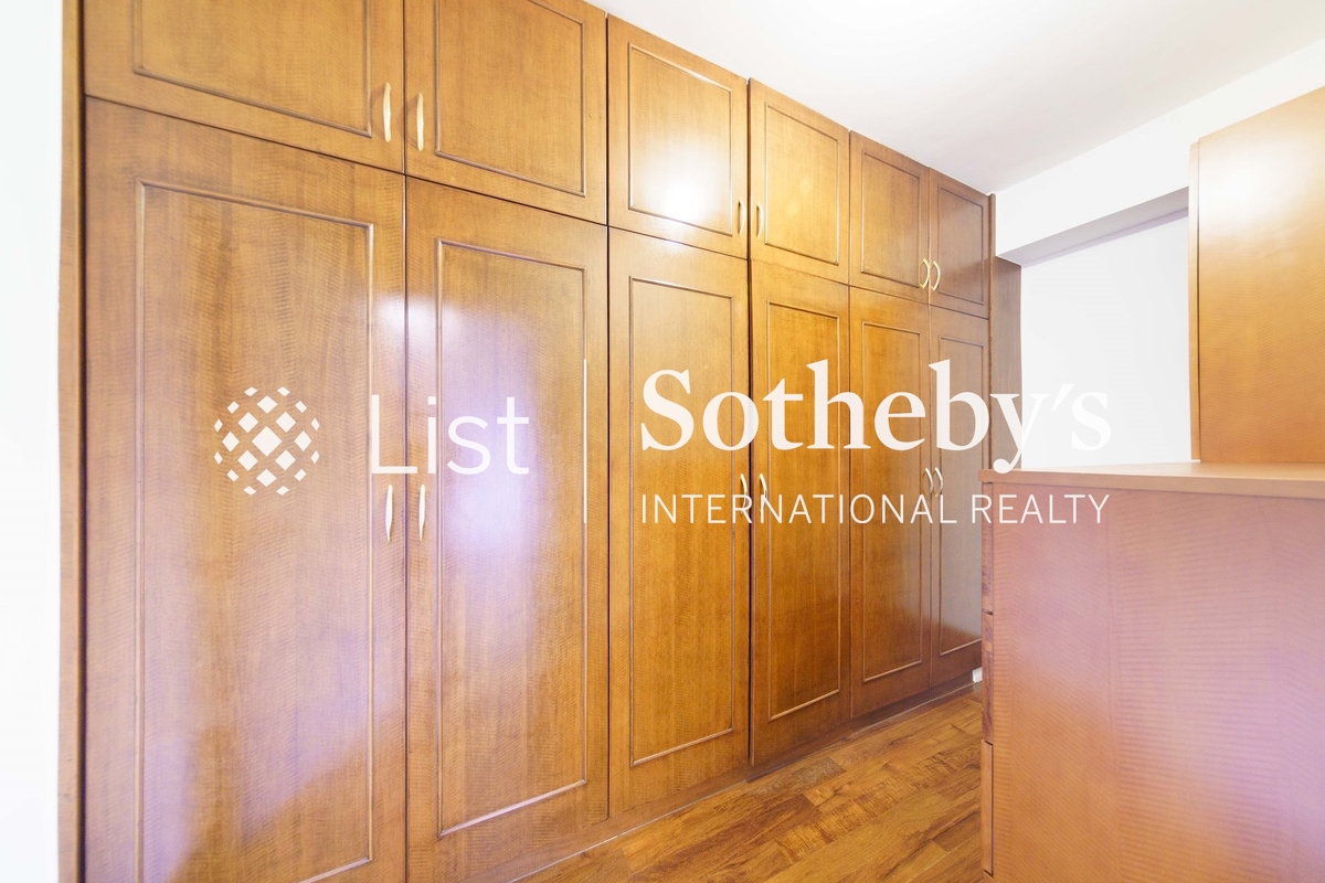 South Bay Towers 南灣大廈 | Walk-in Closet in Master Bedroom 