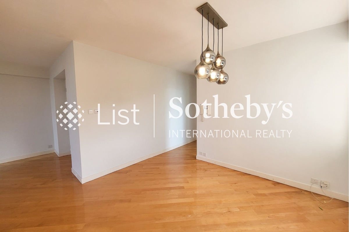 South Bay Towers 南灣大廈 | Living and Dining Room