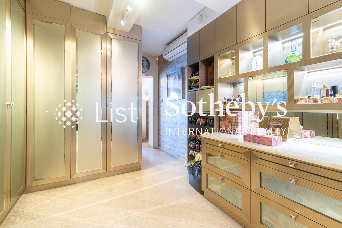 Aqua 33 Aqua 33 | Walk-in Closet in Master Bedroom 