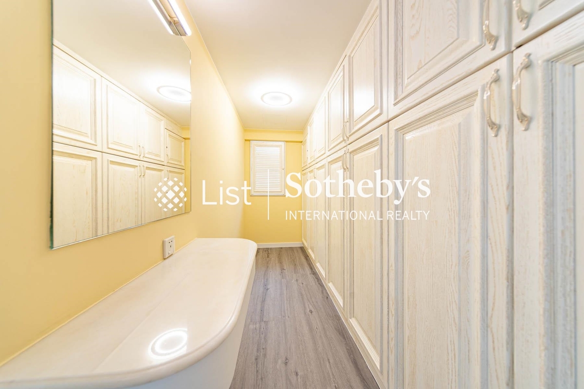 Yukon Court 殷豪閣 | Walk-in Closet in Master Bedroom