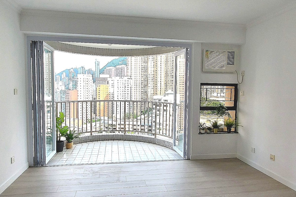 Yukon Court 殷豪阁 | Balcony off Living and Dining Room