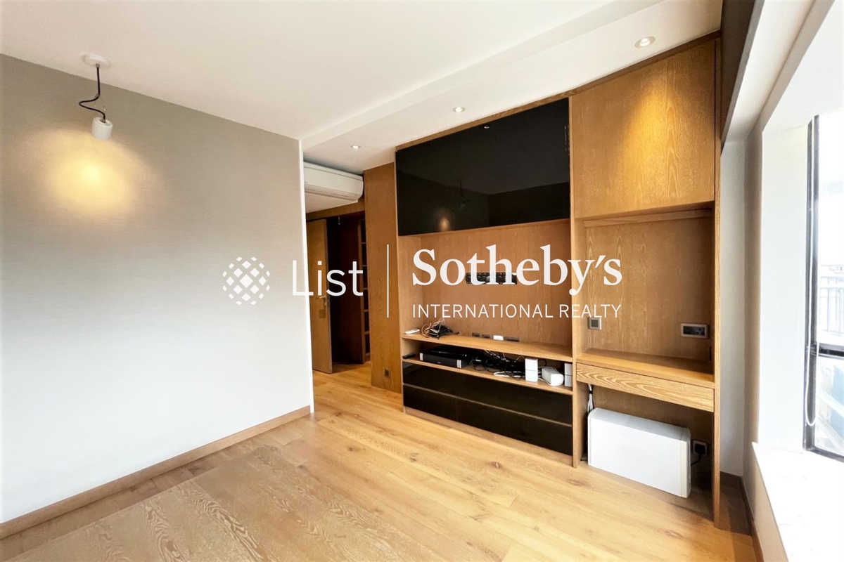 Yukon Court 殷豪閣 | Living and Dining Room