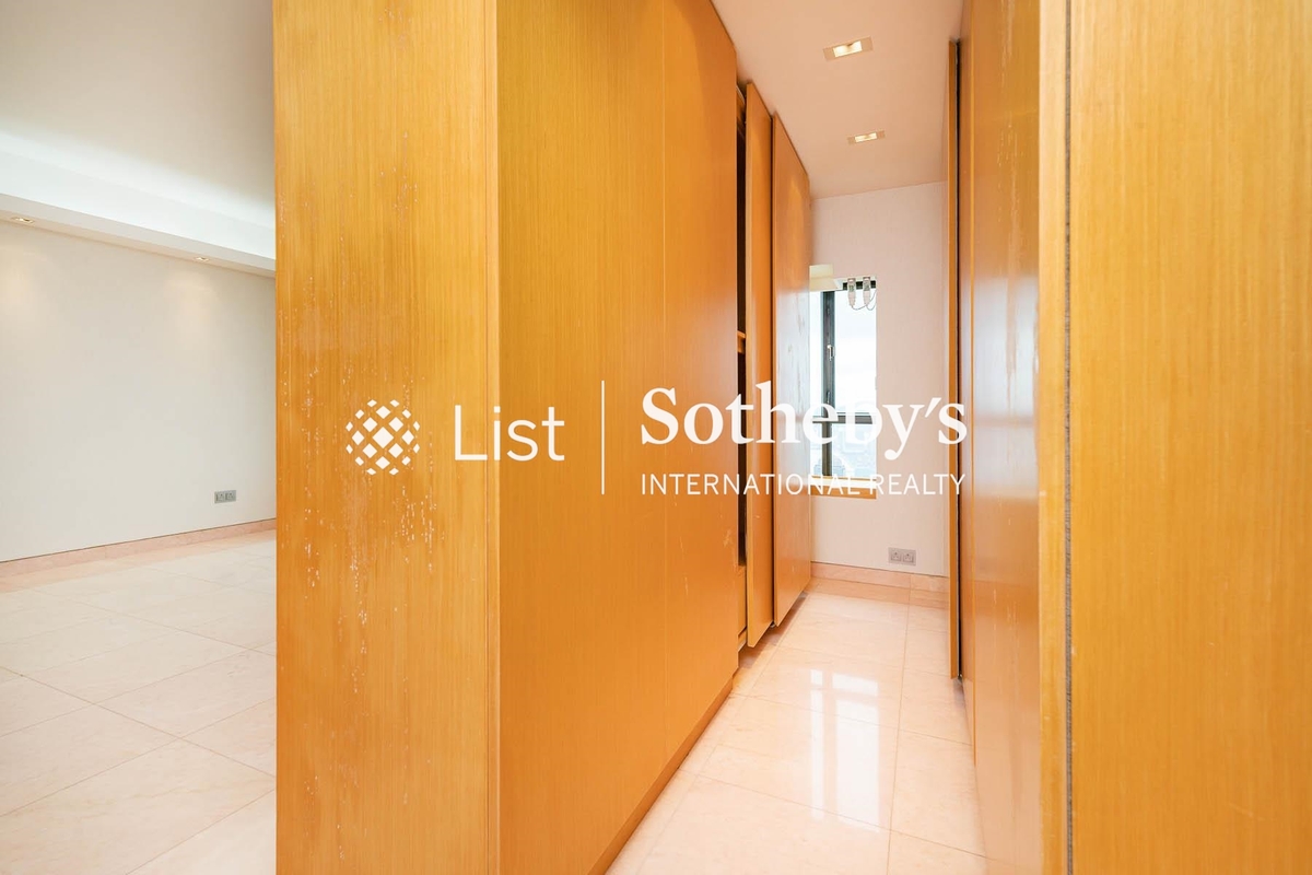 Dynasty Court 帝景園 | Walk-in Closet in Master Bedroom