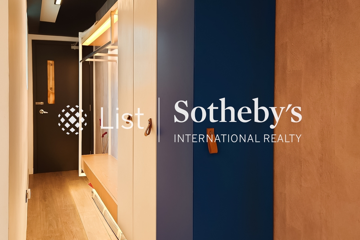 Cherry Crest 翠麗軒 | Storage at Entrance