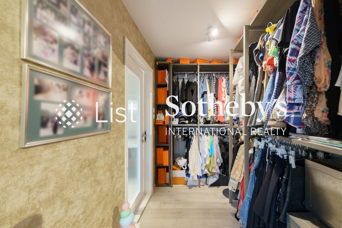 Century Tower 世紀大廈 | Walk-in Closet in Master Bedroom 