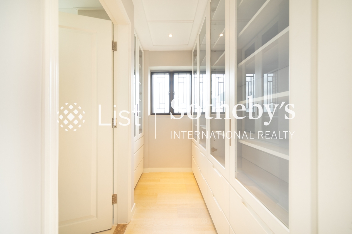 Bowen Place 寶雲閣 | Walk-in Closet in Master Bedroom 