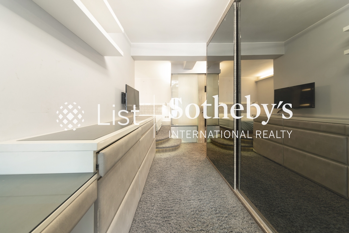 Blessings Garden 殷樺花園 | Built-in Wardrobe in Master Bedroom 