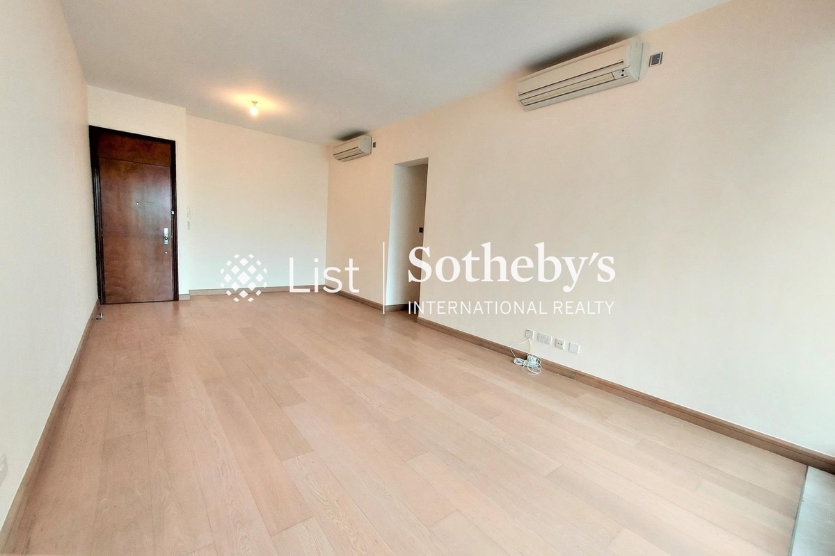 31 Robinson Road 羅便臣道31號 | Living and Dining Room