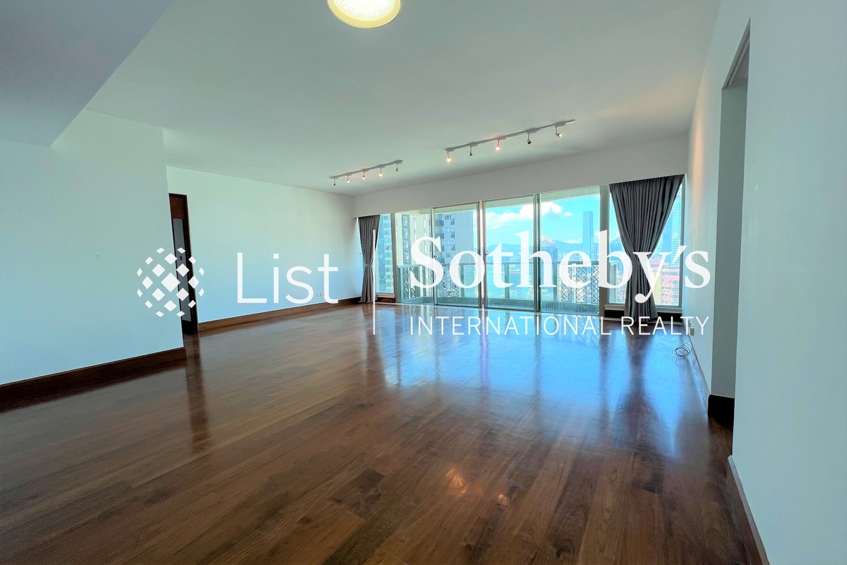 31 Robinson Road 羅便臣道31號 | Living and Dining Room