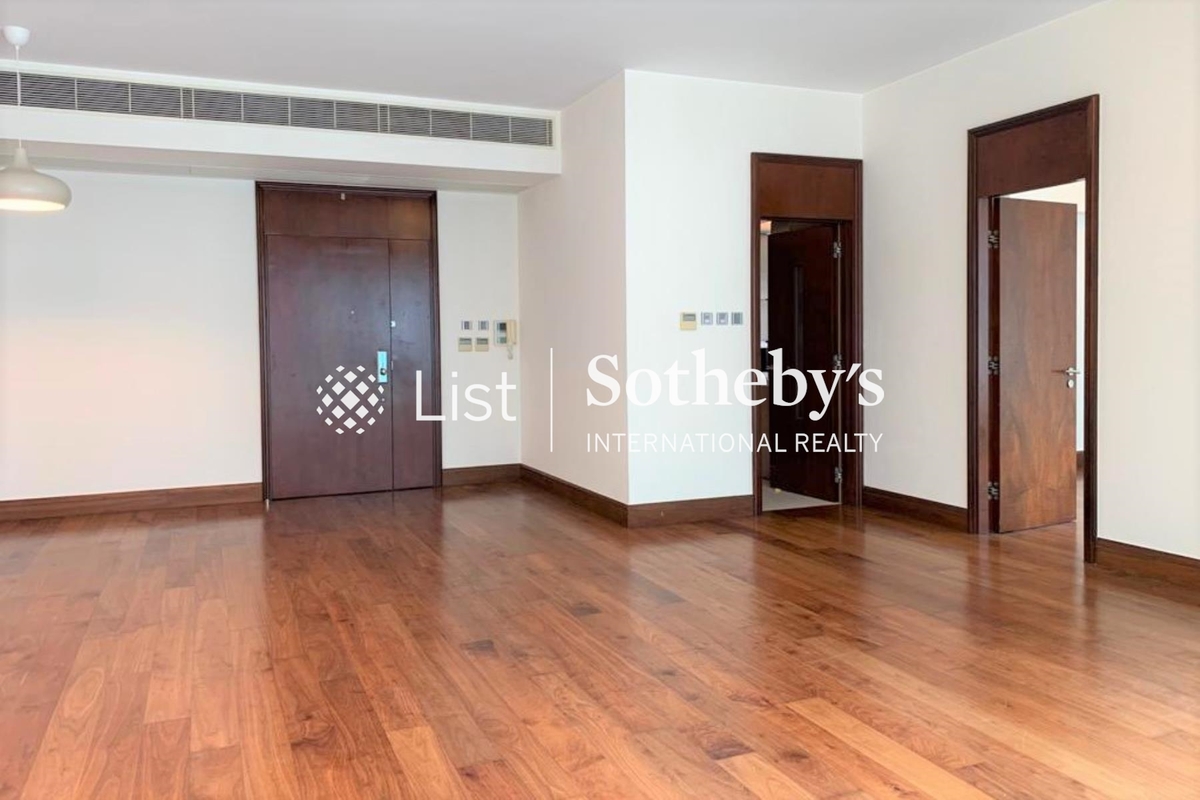 31 Robinson Road 羅便臣道31號 | Living and Dining Room