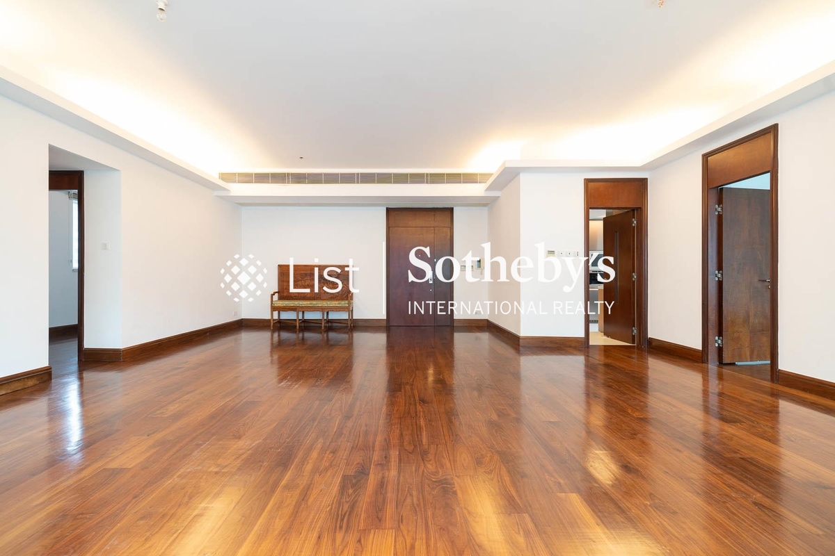 31 Robinson Road 羅便臣道31號 | Living and Dining Room