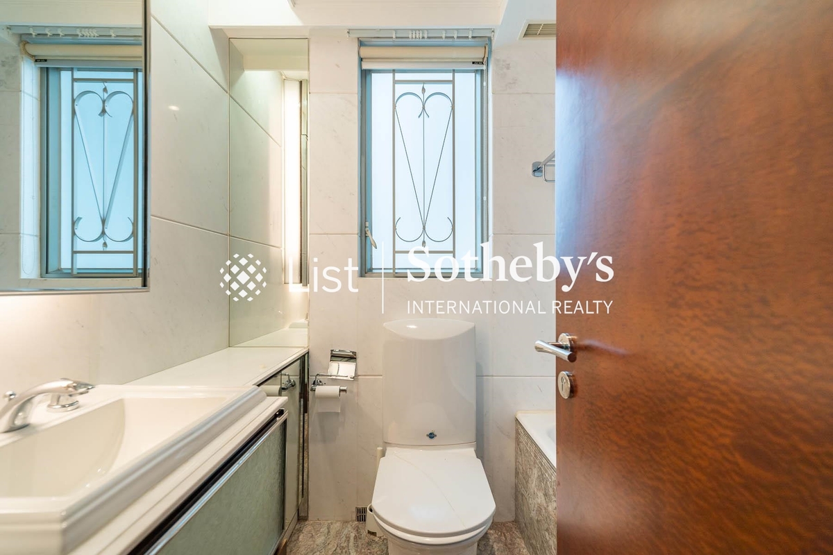 31 Robinson Road 羅便臣道31號 | Guest Bathroom