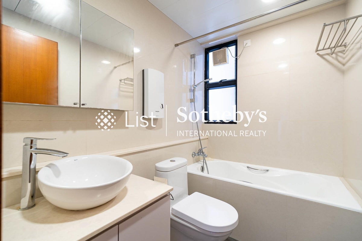 Elegant Terrace 慧明苑 | Master Bathroom